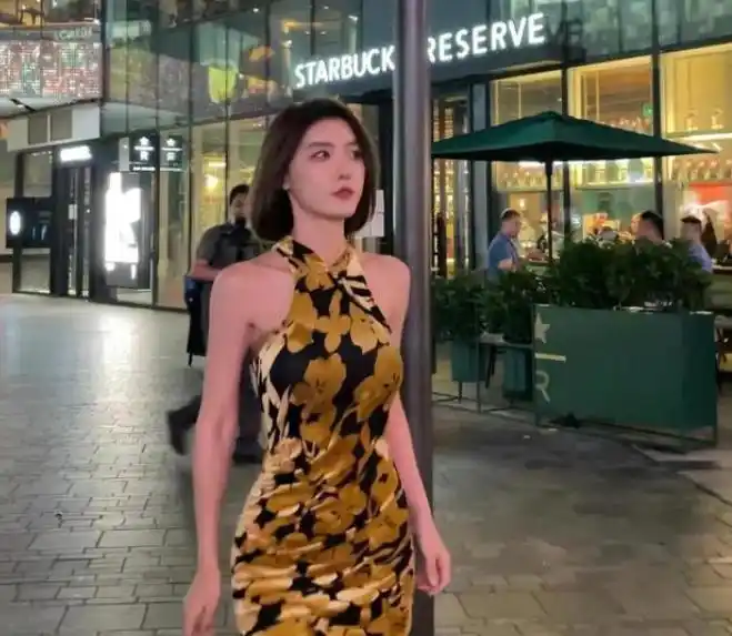 穿抹胸黑裙侧面高开叉被疑擦边_网红聂小雨黑料视频在哪里找到,_短视频网红聂小雨赴韩拍片
