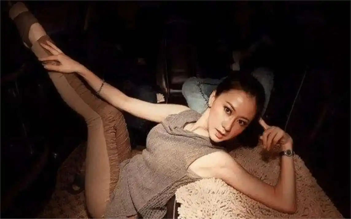 中国女明星人体艺术_汤加丽艺术人生经历_汤加丽人体艺术写真